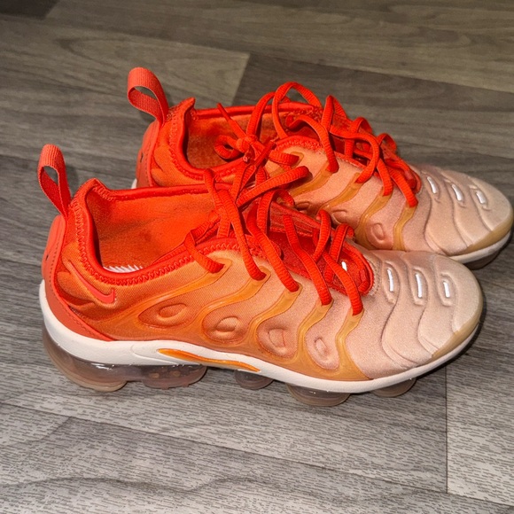 women vapormax plus red